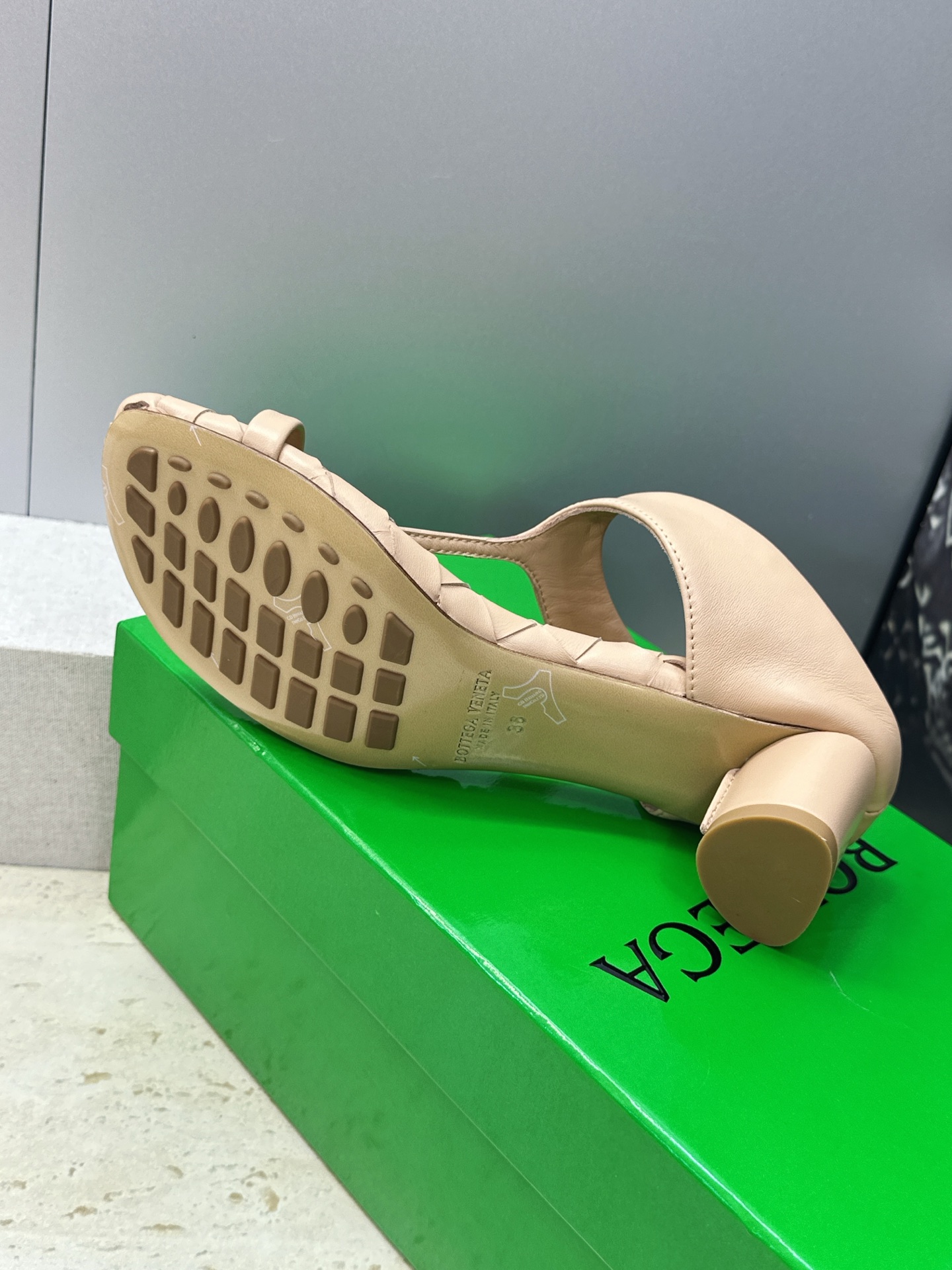Bottega Veneta 葆蝶家2026春夏新款粗跟编织女鞋 BV字母logo中跟方头夹趾凉拖鞋 材质:鞋面进口小牛 Bottega Veneta 葆蝶家2026春夏新款粗跟编织女鞋 BV字母logo中跟方头夹趾凉拖鞋 材质:鞋面进口小牛