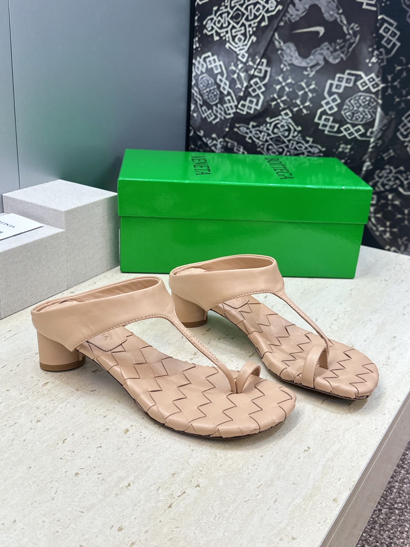 NO:926659,Bottega Veneta 2026 spring and summer new thick heel woven women's shoes BV letter logo medium heel square toe thong sandals Material: imported calfskin upper/imported metal cowhide + water-dyed cowhide lining + Italian leather outsole Heel height: 4.5CM Size: 35-42 (40.41.42 customization is not returnable), split-toe shoes, bottega veneta,bottega veneta,bottega  veneta,slippers,cowhide,leather soles19860909Bottega Veneta 葆蝶家2026春夏新款粗跟编织女鞋 BV字母logo中跟方头夹趾凉拖鞋 材质:鞋面进口小牛皮/进口金属牛皮+水染牛皮内里+意大利真皮大底 跟高:4.5CM Size : 35-42(40.41.42定制不退换）,分趾鞋,bottega veneta,bottega veneta,bottega veneta,slippers,cowhide,Leather soles,Women's Shoes