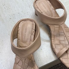 Bottega Veneta 葆蝶家2026春夏新款粗跟编织女鞋 BV字母logo中跟方头夹趾凉拖鞋 材质:鞋面进口小牛 Bottega Veneta 葆蝶家2026春夏新款粗跟编织女鞋 BV字母logo中跟方头夹趾凉拖鞋 材质:鞋面进口小牛