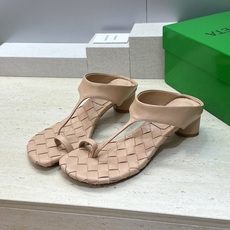 Bottega Veneta 葆蝶家2026春夏新款粗跟编织女鞋 BV字母logo中跟方头夹趾凉拖鞋 材质:鞋面进口小牛 Bottega Veneta 葆蝶家2026春夏新款粗跟编织女鞋 BV字母logo中跟方头夹趾凉拖鞋 材质:鞋面进口小牛