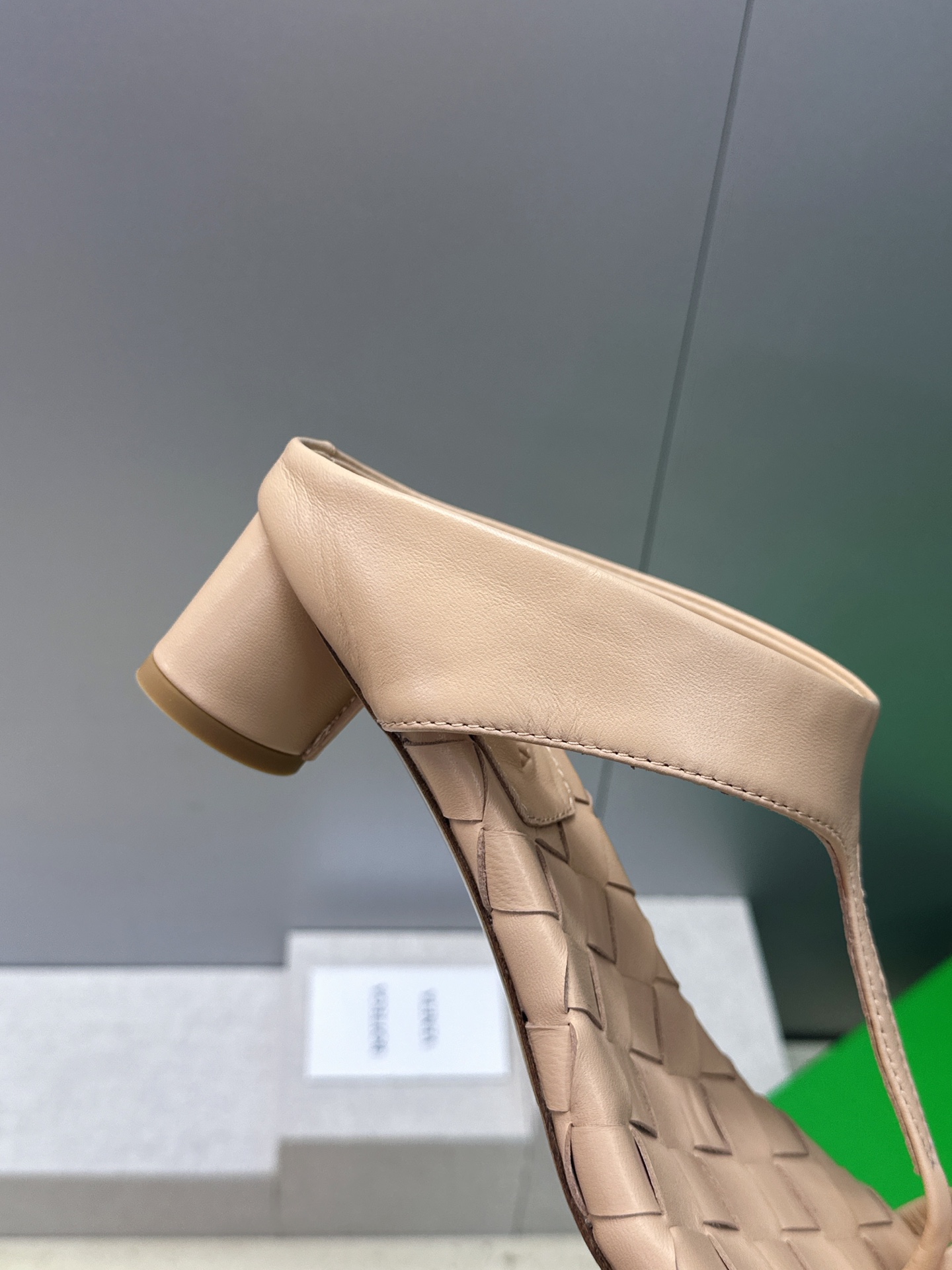Bottega Veneta 葆蝶家2026春夏新款粗跟编织女鞋 BV字母logo中跟方头夹趾凉拖鞋 材质:鞋面进口小牛 Bottega Veneta 葆蝶家2026春夏新款粗跟编织女鞋 BV字母logo中跟方头夹趾凉拖鞋 材质:鞋面进口小牛
