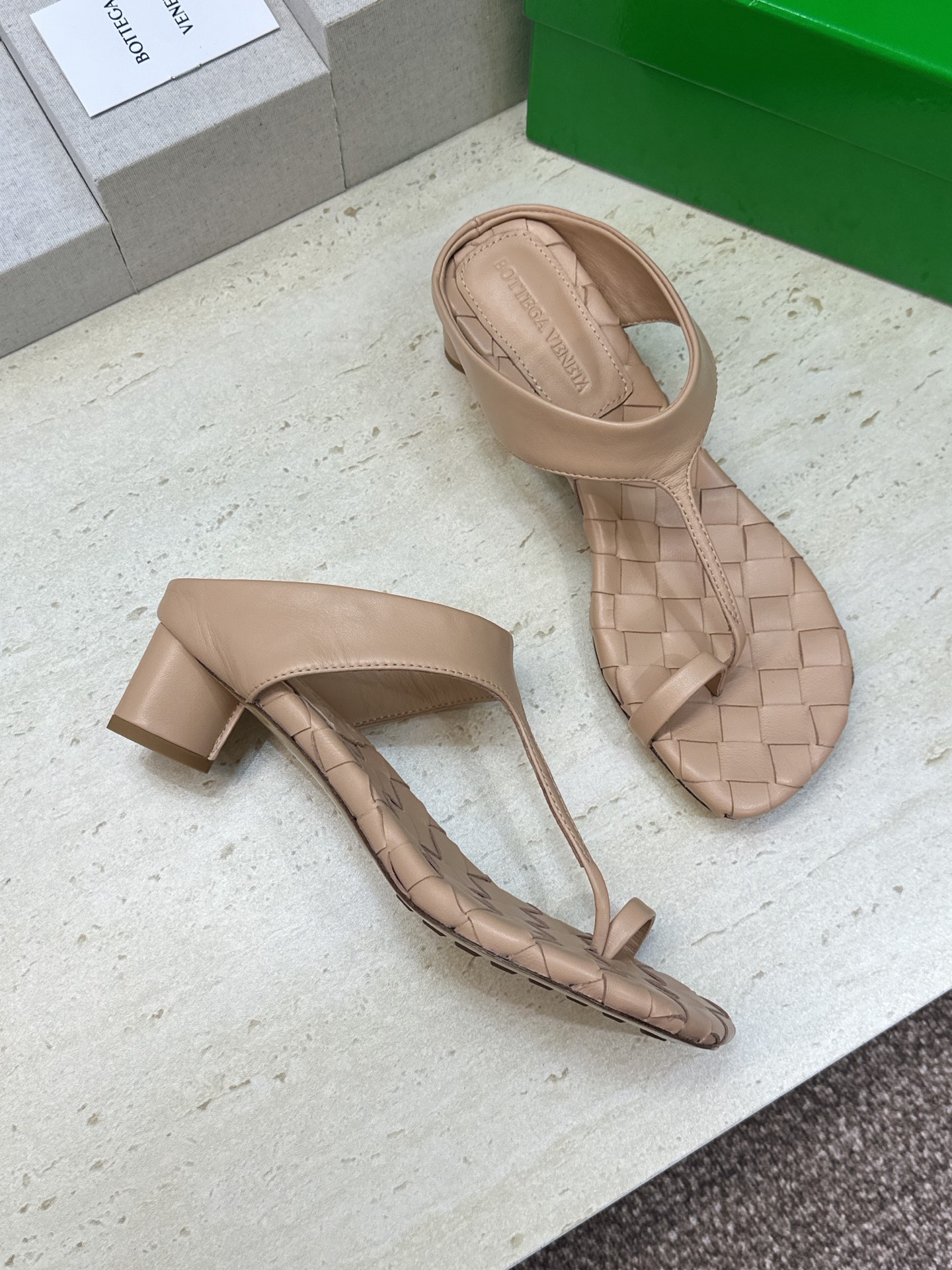 Bottega Veneta 葆蝶家2026春夏新款粗跟编织女鞋 BV字母logo中跟方头夹趾凉拖鞋 材质:鞋面进口小牛 Bottega Veneta 葆蝶家2026春夏新款粗跟编织女鞋 BV字母logo中跟方头夹趾凉拖鞋 材质:鞋面进口小牛