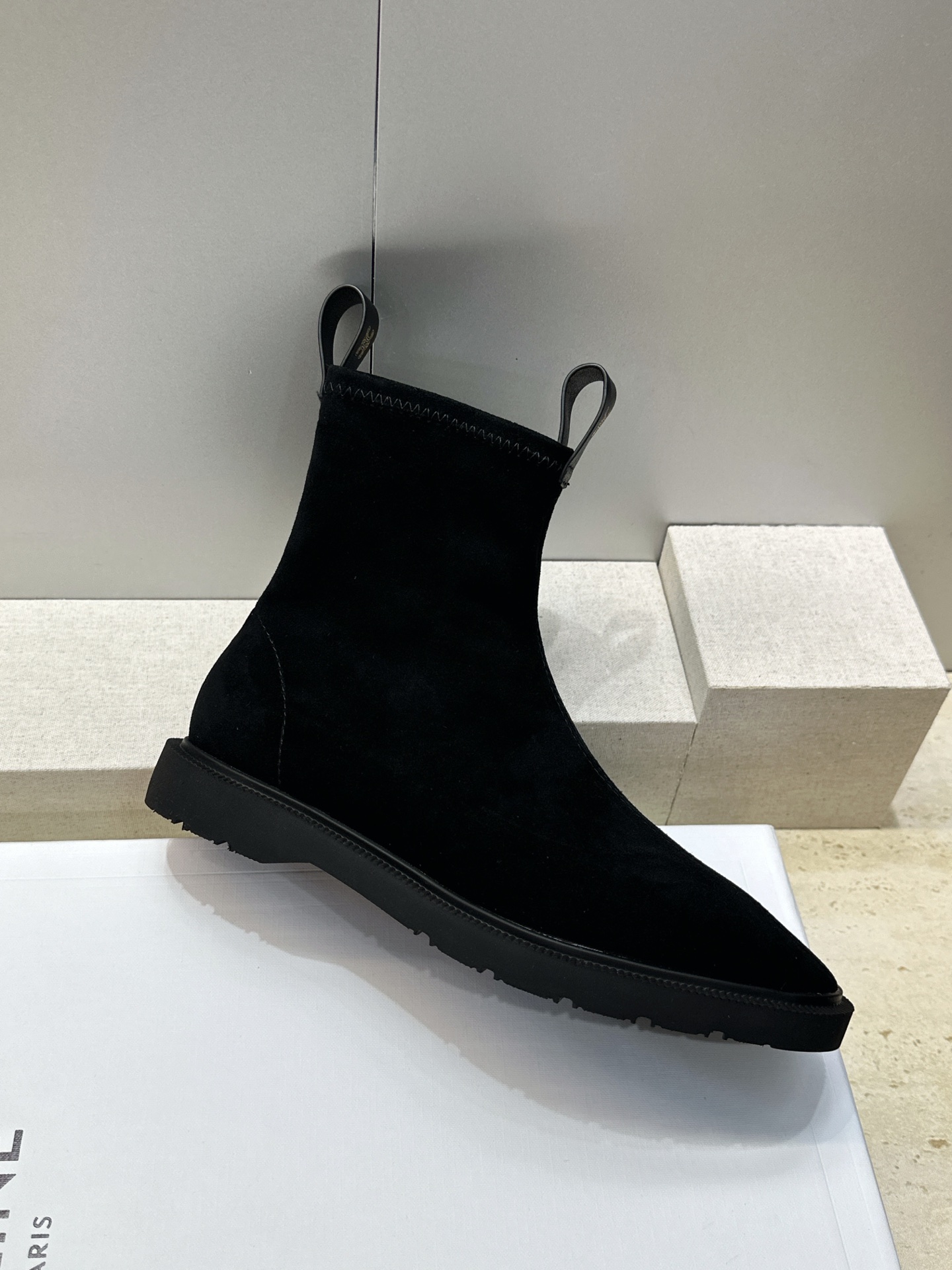 CELINE 2026秋冬新款侧拉链机车女短靴 瑟琳字母logo五金扣低跟圆头骑士靴 材质:鞋面进口弹力羊皮/进口羊猄皮 CELINE 2026秋冬新款侧拉链机车女短靴 瑟琳字母logo五金扣低跟圆头骑士靴 材质:鞋面进口弹力羊皮/进口羊猄皮