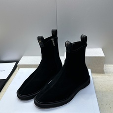 CELINE 2026秋冬新款侧拉链机车女短靴 瑟琳字母logo五金扣低跟圆头骑士靴 材质:鞋面进口弹力羊皮/进口羊猄皮 CELINE 2026秋冬新款侧拉链机车女短靴 瑟琳字母logo五金扣低跟圆头骑士靴 材质:鞋面进口弹力羊皮/进口羊猄皮