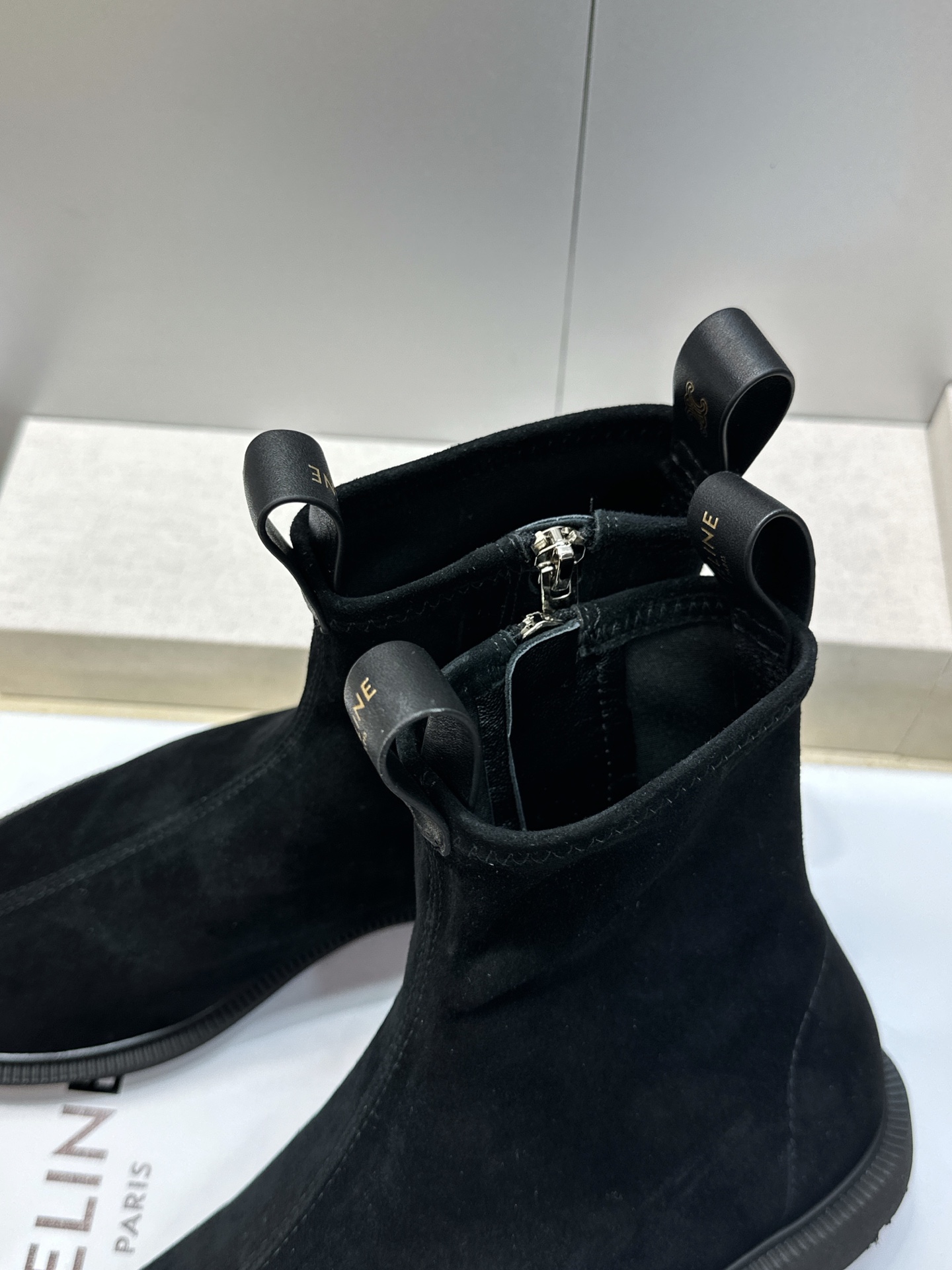 CELINE 2026秋冬新款侧拉链机车女短靴 瑟琳字母logo五金扣低跟圆头骑士靴 材质:鞋面进口弹力羊皮/进口羊猄皮 CELINE 2026秋冬新款侧拉链机车女短靴 瑟琳字母logo五金扣低跟圆头骑士靴 材质:鞋面进口弹力羊皮/进口羊猄皮