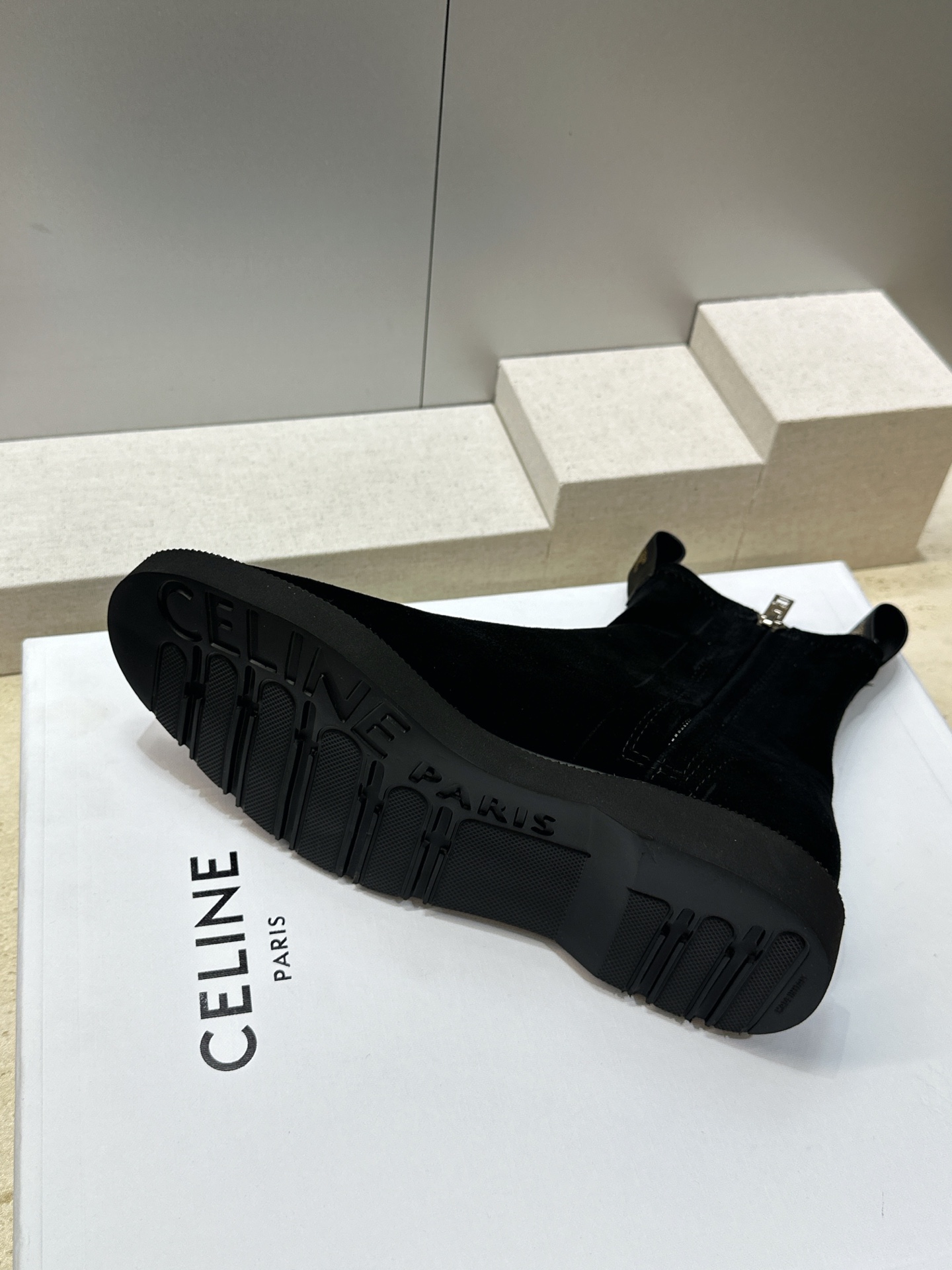 CELINE 2026秋冬新款侧拉链机车女短靴 瑟琳字母logo五金扣低跟圆头骑士靴 材质:鞋面进口弹力羊皮/进口羊猄皮 CELINE 2026秋冬新款侧拉链机车女短靴 瑟琳字母logo五金扣低跟圆头骑士靴 材质:鞋面进口弹力羊皮/进口羊猄皮