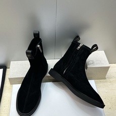CELINE 2026秋冬新款侧拉链机车女短靴 瑟琳字母logo五金扣低跟圆头骑士靴 材质:鞋面进口弹力羊皮/进口羊猄皮 CELINE 2026秋冬新款侧拉链机车女短靴 瑟琳字母logo五金扣低跟圆头骑士靴 材质:鞋面进口弹力羊皮/进口羊猄皮