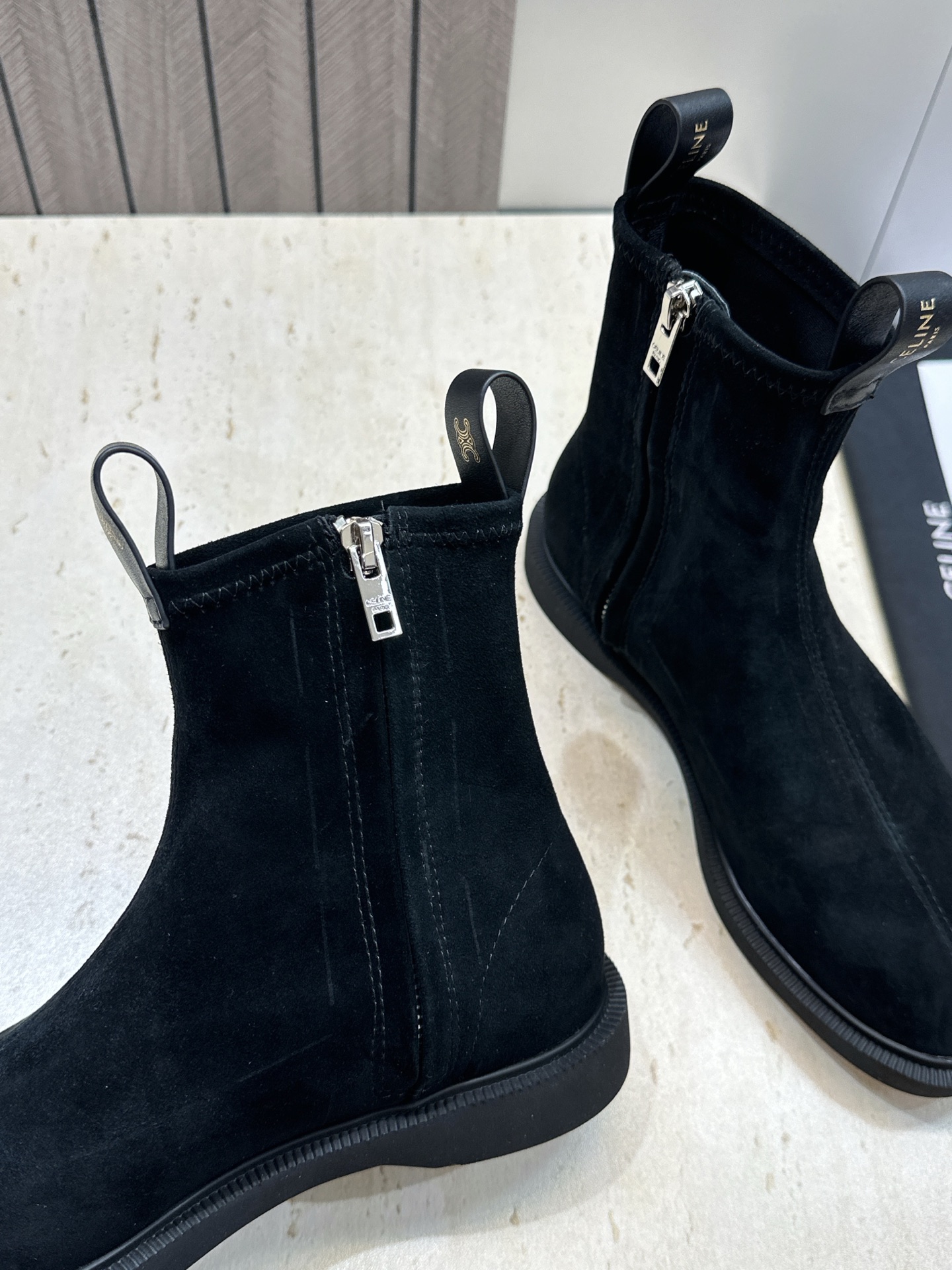 CELINE 2026秋冬新款侧拉链机车女短靴 瑟琳字母logo五金扣低跟圆头骑士靴 材质:鞋面进口弹力羊皮/进口羊猄皮 CELINE 2026秋冬新款侧拉链机车女短靴 瑟琳字母logo五金扣低跟圆头骑士靴 材质:鞋面进口弹力羊皮/进口羊猄皮