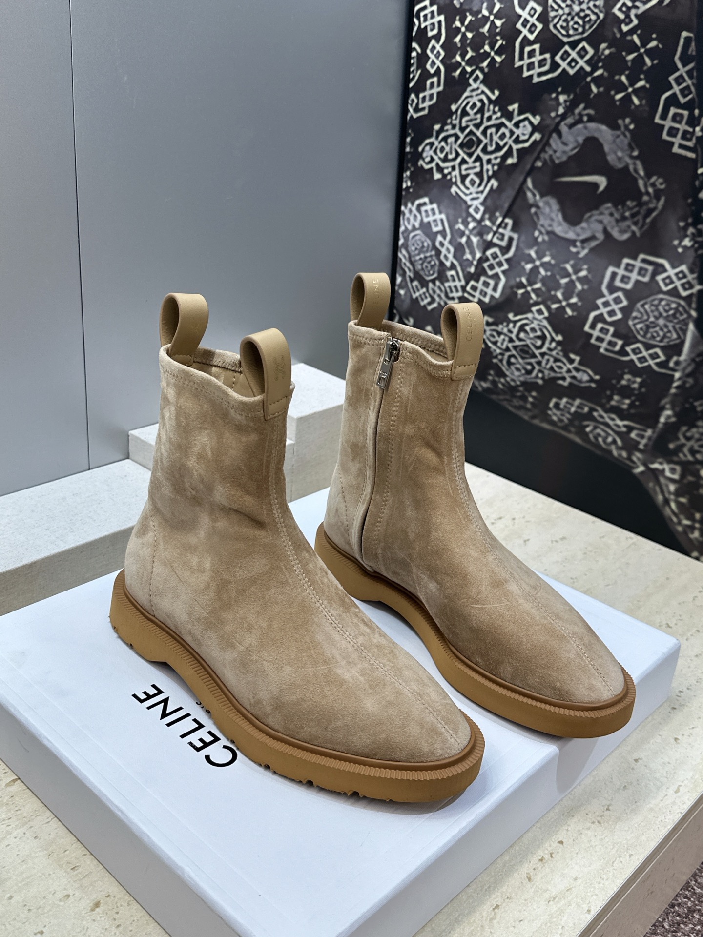 CELINE 2026秋冬新款侧拉链机车女短靴 瑟琳字母logo五金扣低跟圆头骑士靴 材质:鞋面进口弹力羊皮/进口羊猄皮 CELINE 2026秋冬新款侧拉链机车女短靴 瑟琳字母logo五金扣低跟圆头骑士靴 材质:鞋面进口弹力羊皮/进口羊猄皮