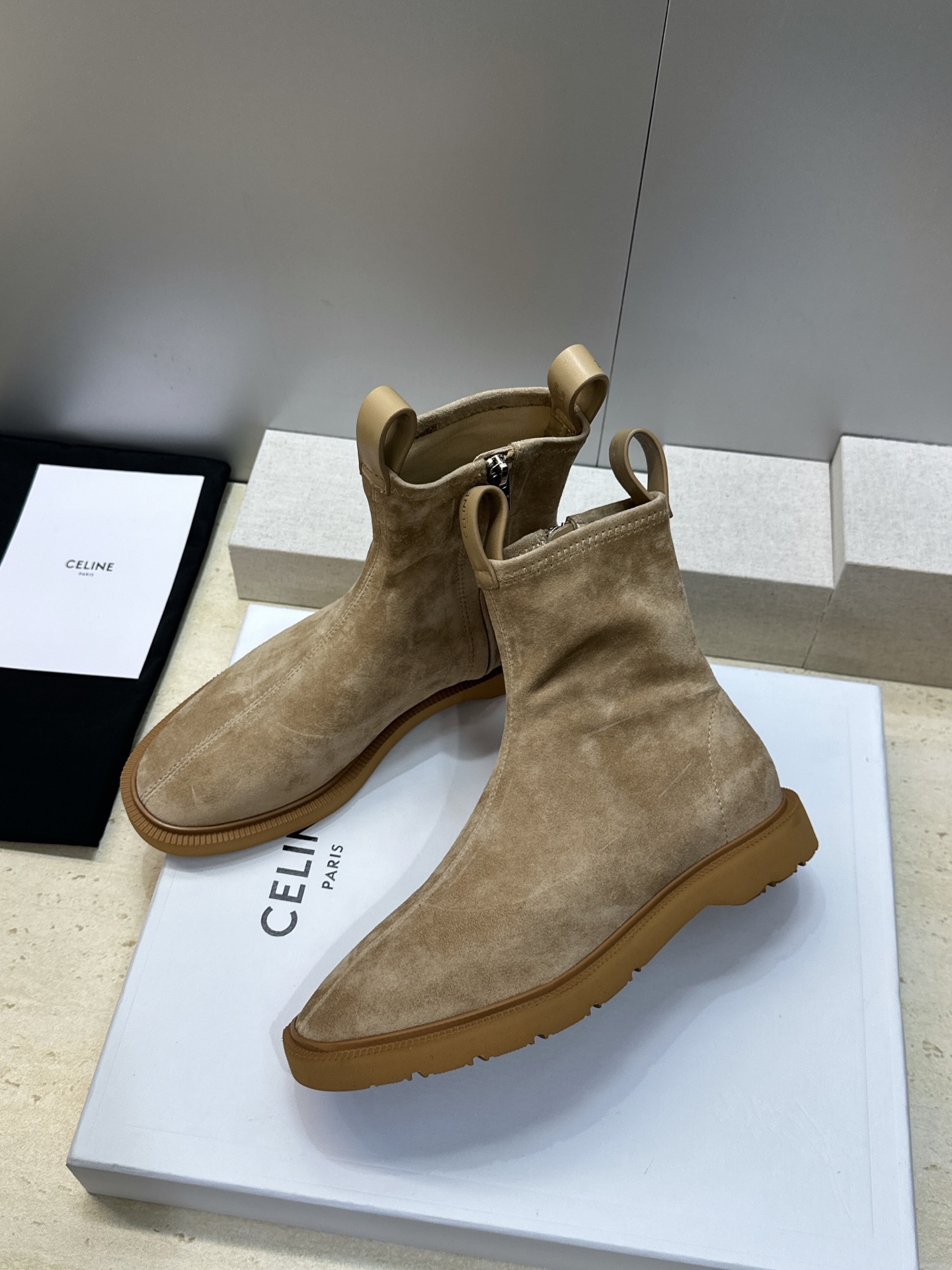 CELINE 2026秋冬新款侧拉链机车女短靴 瑟琳字母logo五金扣低跟圆头骑士靴 材质:鞋面进口弹力羊皮/进口羊猄皮