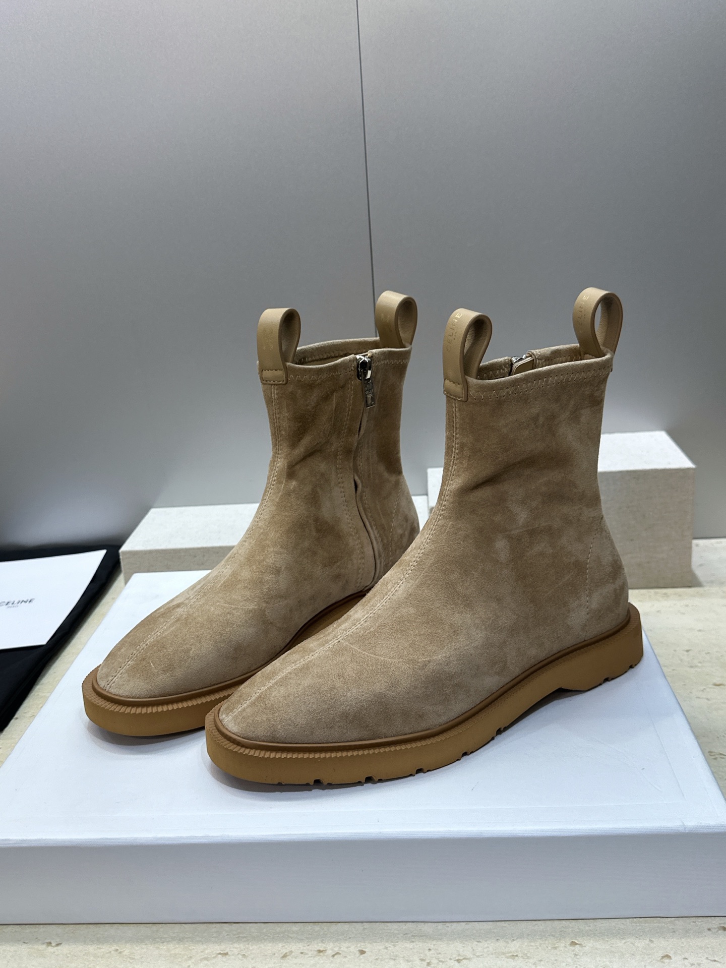 CELINE 2026秋冬新款侧拉链机车女短靴 瑟琳字母logo五金扣低跟圆头骑士靴 材质:鞋面进口弹力羊皮/进口羊猄皮