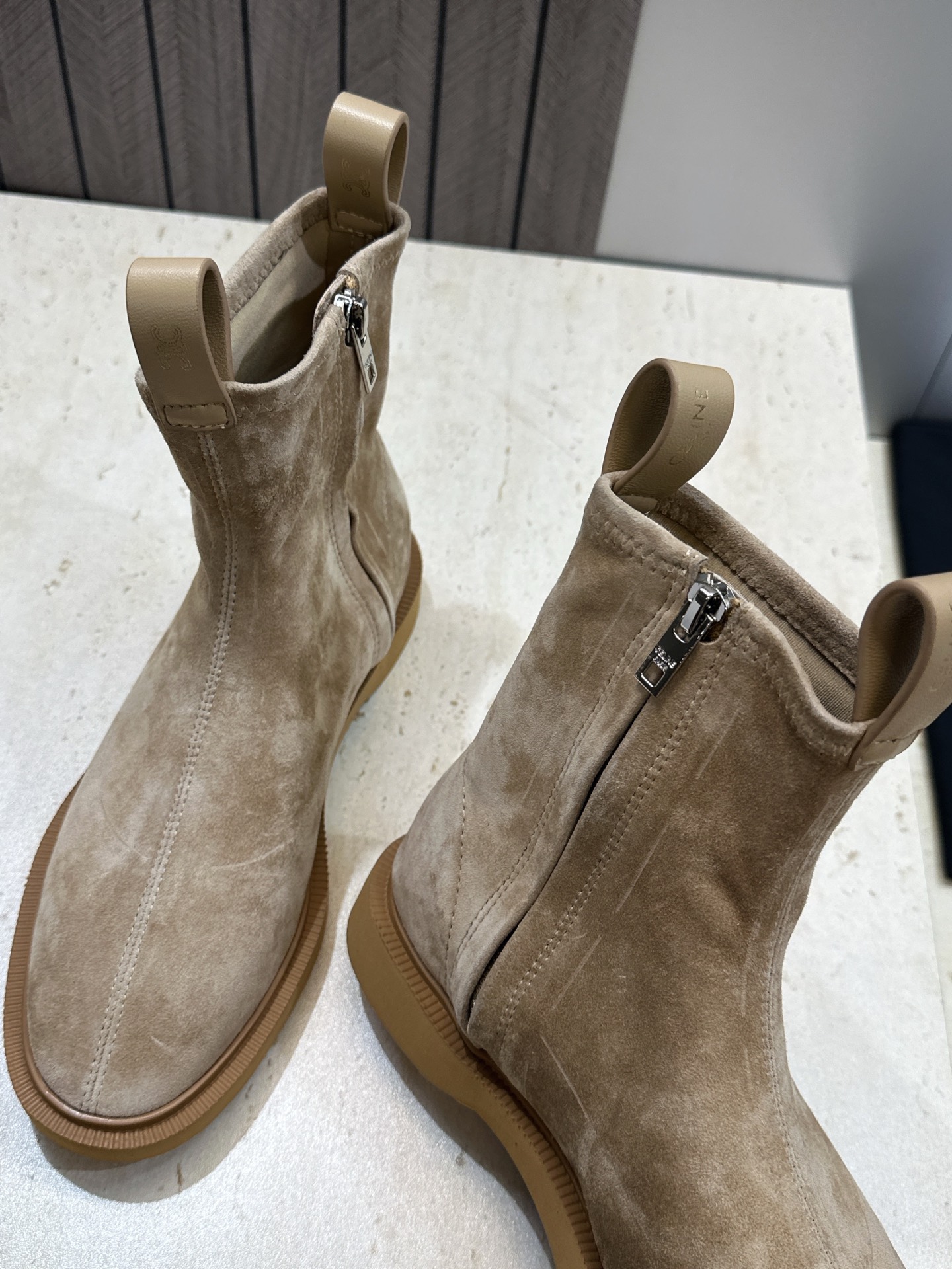 CELINE 2026秋冬新款侧拉链机车女短靴 瑟琳字母logo五金扣低跟圆头骑士靴 材质:鞋面进口弹力羊皮/进口羊猄皮