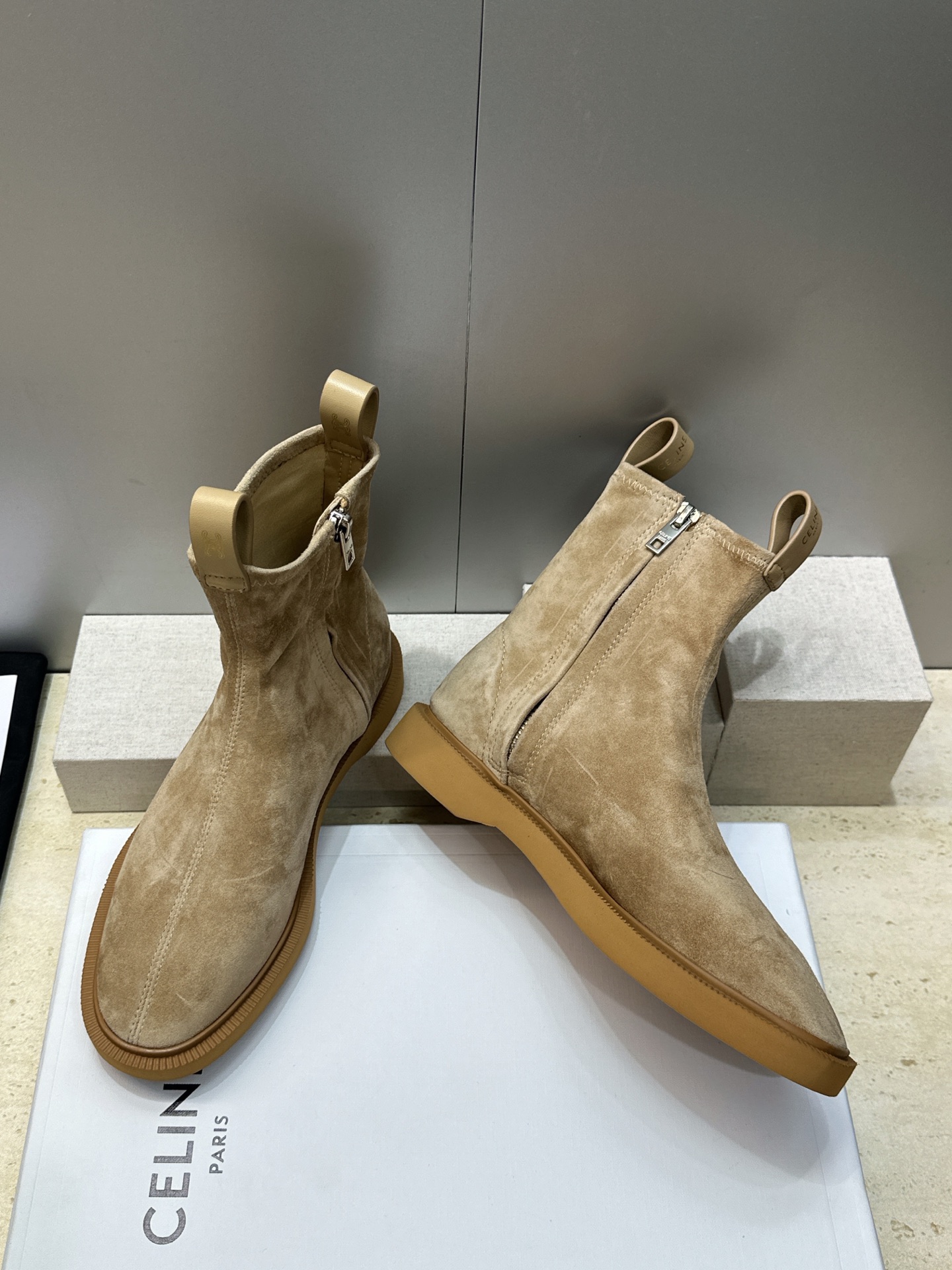 CELINE 2026秋冬新款侧拉链机车女短靴 瑟琳字母logo五金扣低跟圆头骑士靴 材质:鞋面进口弹力羊皮/进口羊猄皮