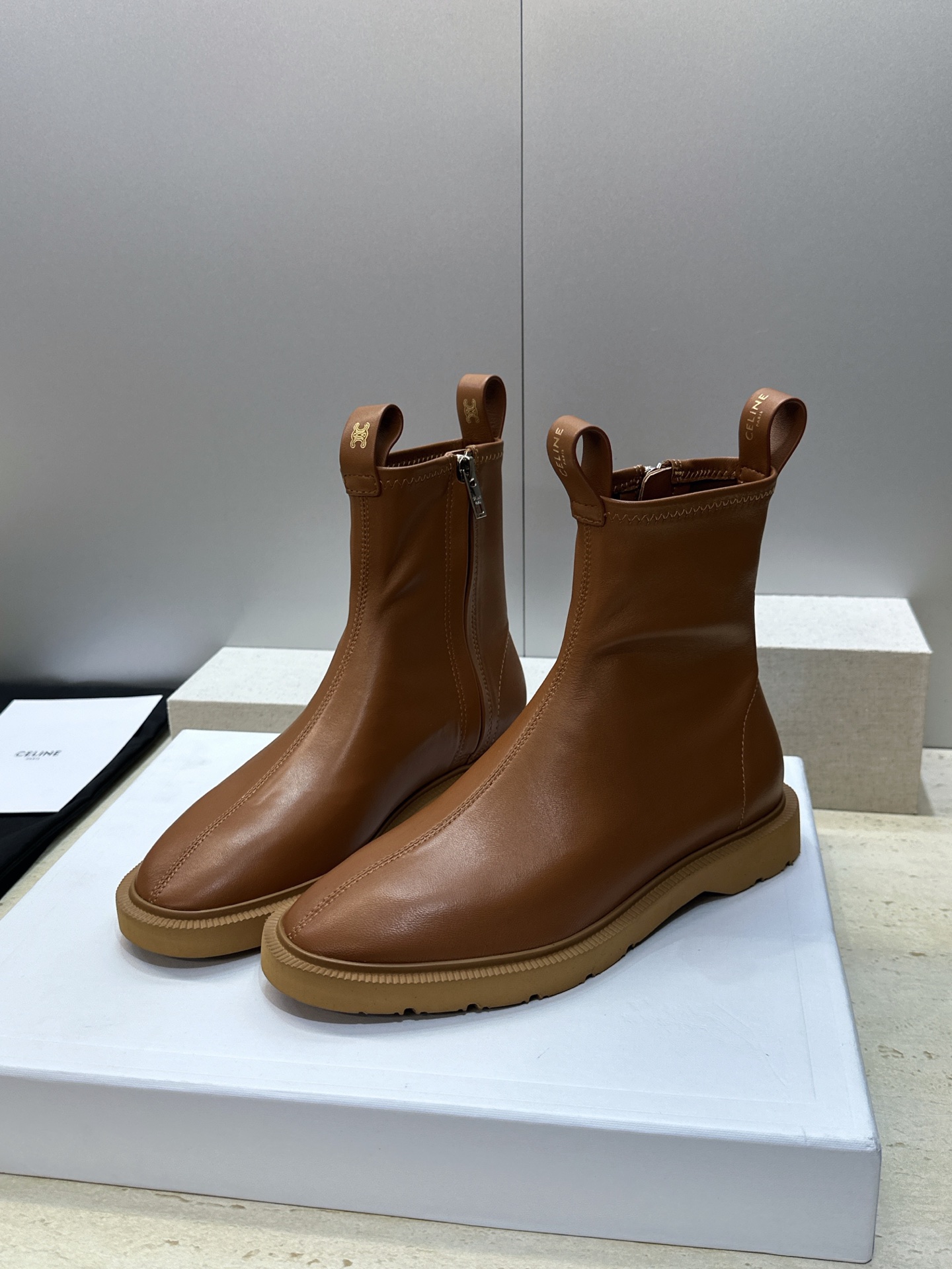 CELINE 2026秋冬新款侧拉链机车女短靴 瑟琳字母logo五金扣低跟圆头骑士靴 材质:鞋面进口弹力羊皮/进口羊猄皮 CELINE 2026秋冬新款侧拉链机车女短靴 瑟琳字母logo五金扣低跟圆头骑士靴 材质:鞋面进口弹力羊皮/进口羊猄皮