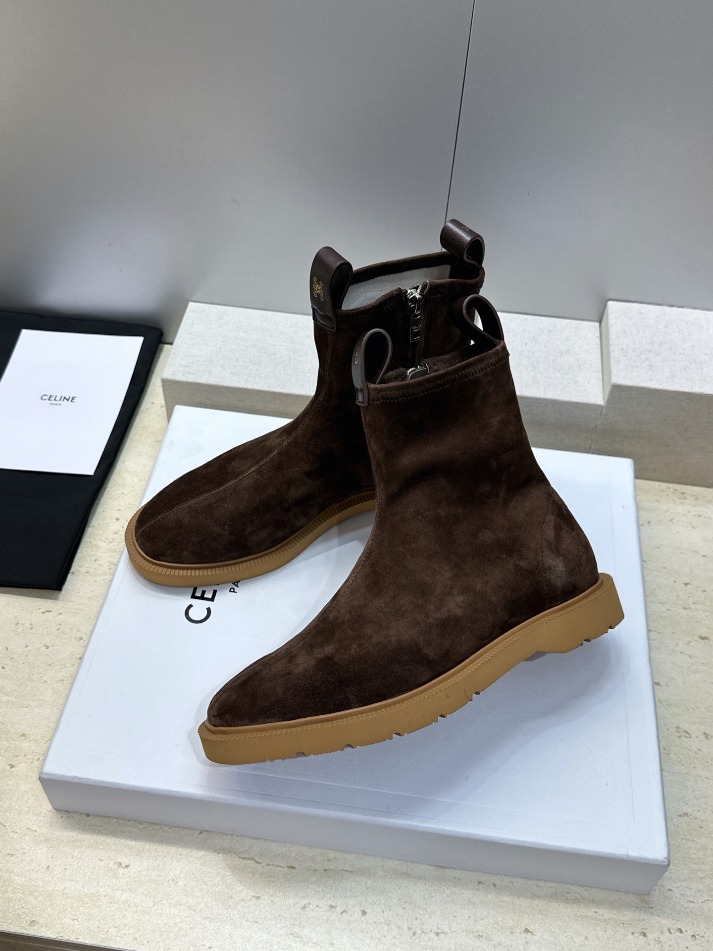CELINE 2026秋冬新款侧拉链机车女短靴 瑟琳字母logo五金扣低跟圆头骑士靴 材质:鞋面进口弹力羊皮/进口羊猄皮 CELINE 2026秋冬新款侧拉链机车女短靴 瑟琳字母logo五金扣低跟圆头骑士靴 材质:鞋面进口弹力羊皮/进口羊猄皮