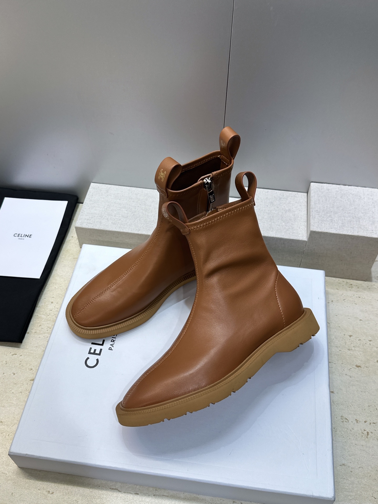 CELINE 2026秋冬新款侧拉链机车女短靴 瑟琳字母logo五金扣低跟圆头骑士靴 材质:鞋面进口弹力羊皮/进口羊猄皮 CELINE 2026秋冬新款侧拉链机车女短靴 瑟琳字母logo五金扣低跟圆头骑士靴 材质:鞋面进口弹力羊皮/进口羊猄皮