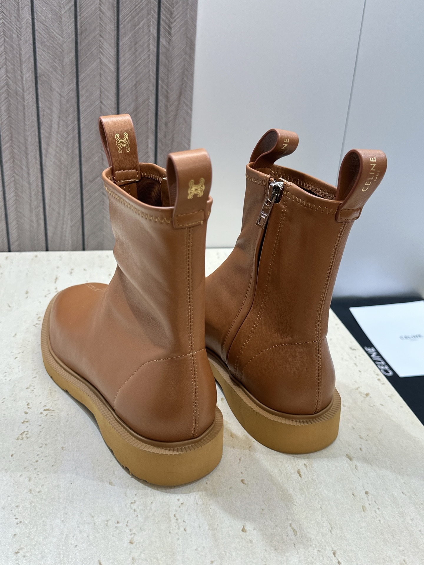 CELINE 2026秋冬新款侧拉链机车女短靴 瑟琳字母logo五金扣低跟圆头骑士靴 材质:鞋面进口弹力羊皮/进口羊猄皮 CELINE 2026秋冬新款侧拉链机车女短靴 瑟琳字母logo五金扣低跟圆头骑士靴 材质:鞋面进口弹力羊皮/进口羊猄皮