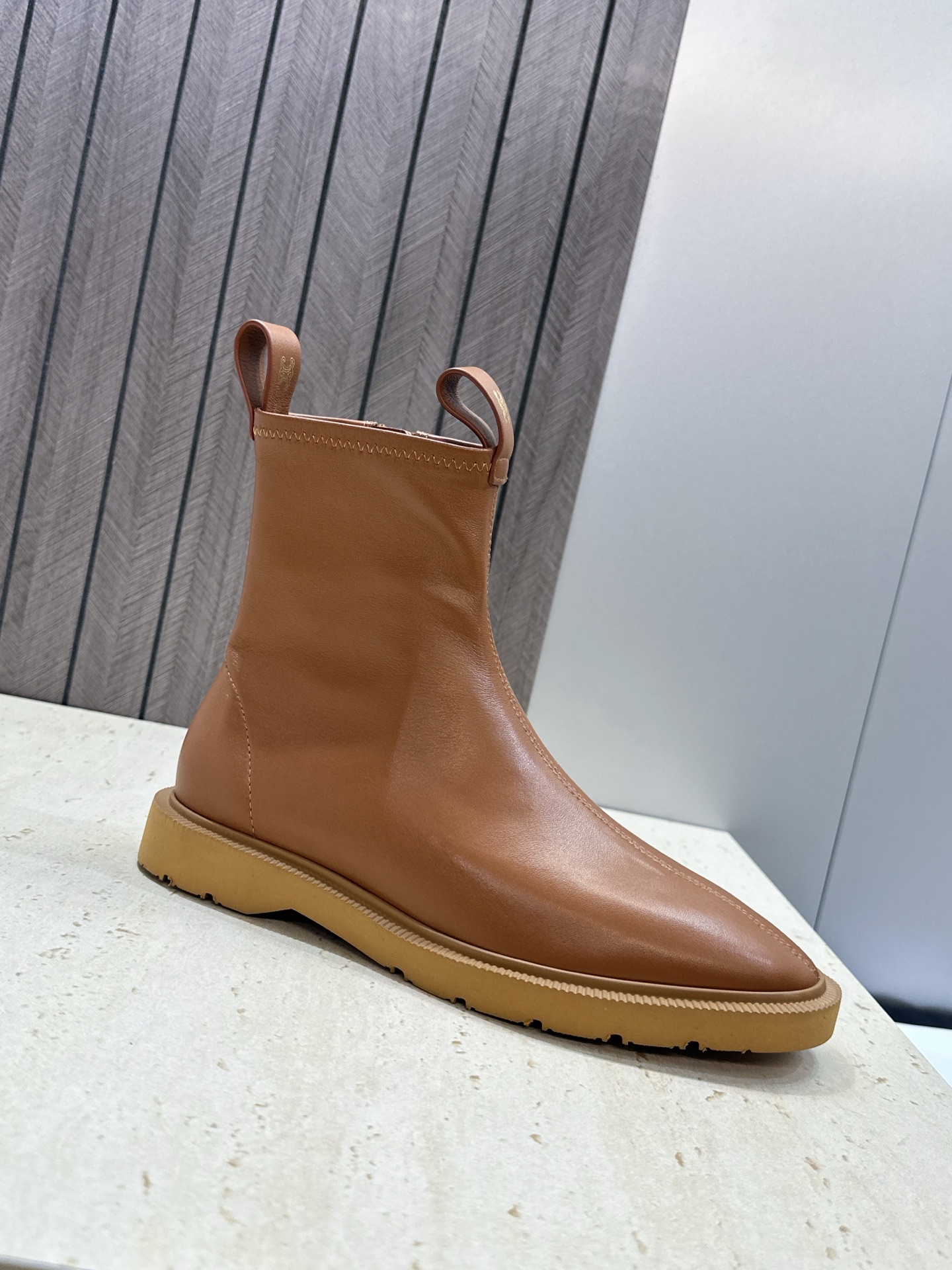CELINE 2026秋冬新款侧拉链机车女短靴 瑟琳字母logo五金扣低跟圆头骑士靴 材质:鞋面进口弹力羊皮/进口羊猄皮 CELINE 2026秋冬新款侧拉链机车女短靴 瑟琳字母logo五金扣低跟圆头骑士靴 材质:鞋面进口弹力羊皮/进口羊猄皮