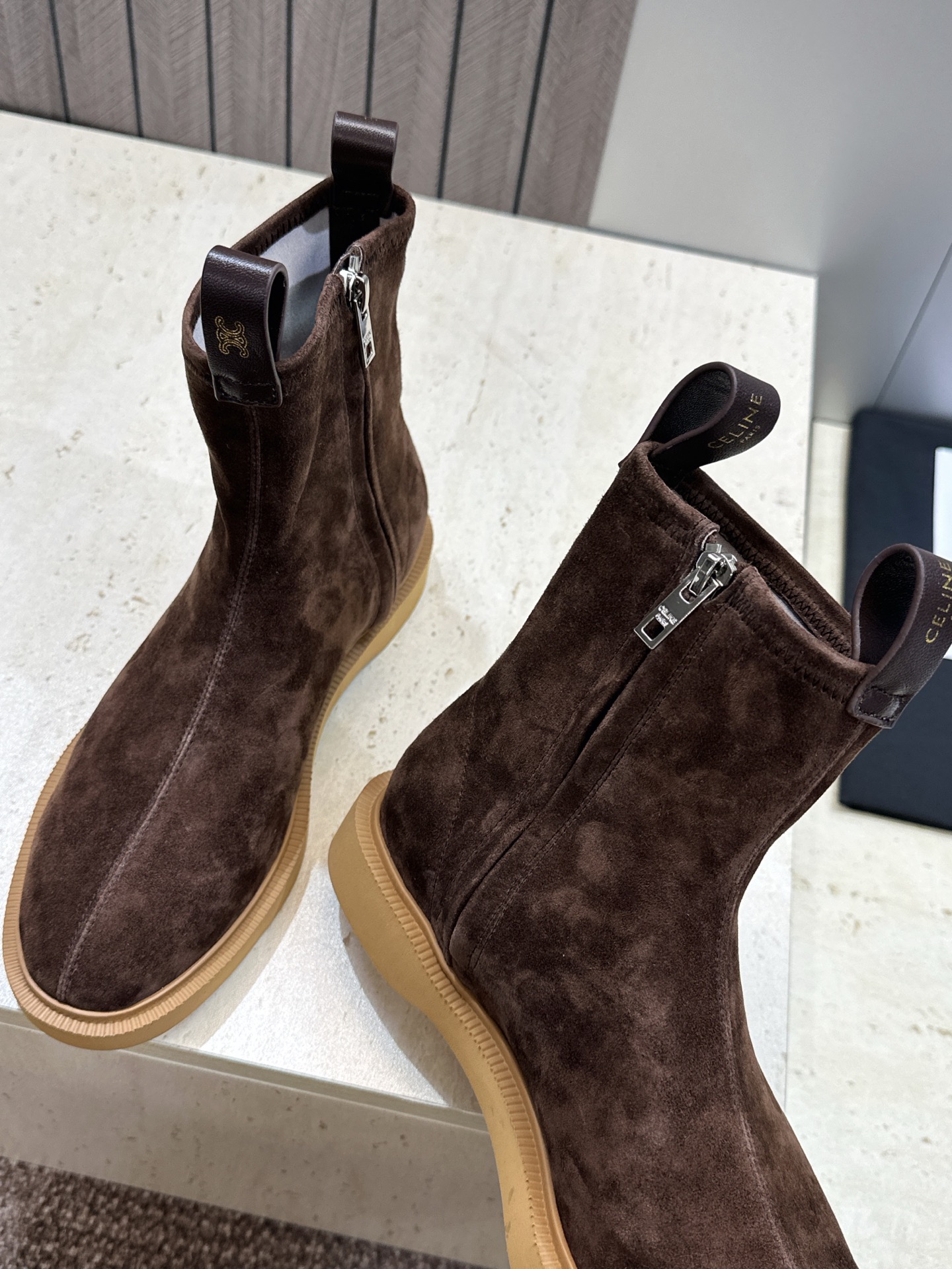 CELINE 2026秋冬新款侧拉链机车女短靴 瑟琳字母logo五金扣低跟圆头骑士靴 材质:鞋面进口弹力羊皮/进口羊猄皮 CELINE 2026秋冬新款侧拉链机车女短靴 瑟琳字母logo五金扣低跟圆头骑士靴 材质:鞋面进口弹力羊皮/进口羊猄皮