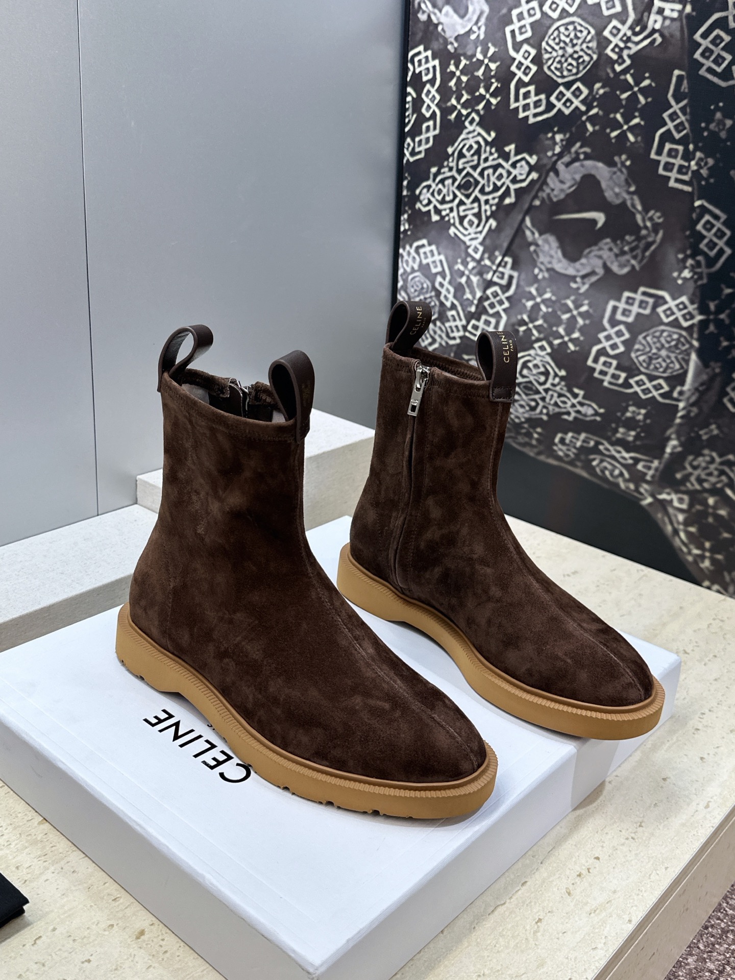 CELINE 2026秋冬新款侧拉链机车女短靴 瑟琳字母logo五金扣低跟圆头骑士靴 材质:鞋面进口弹力羊皮/进口羊猄皮 CELINE 2026秋冬新款侧拉链机车女短靴 瑟琳字母logo五金扣低跟圆头骑士靴 材质:鞋面进口弹力羊皮/进口羊猄皮