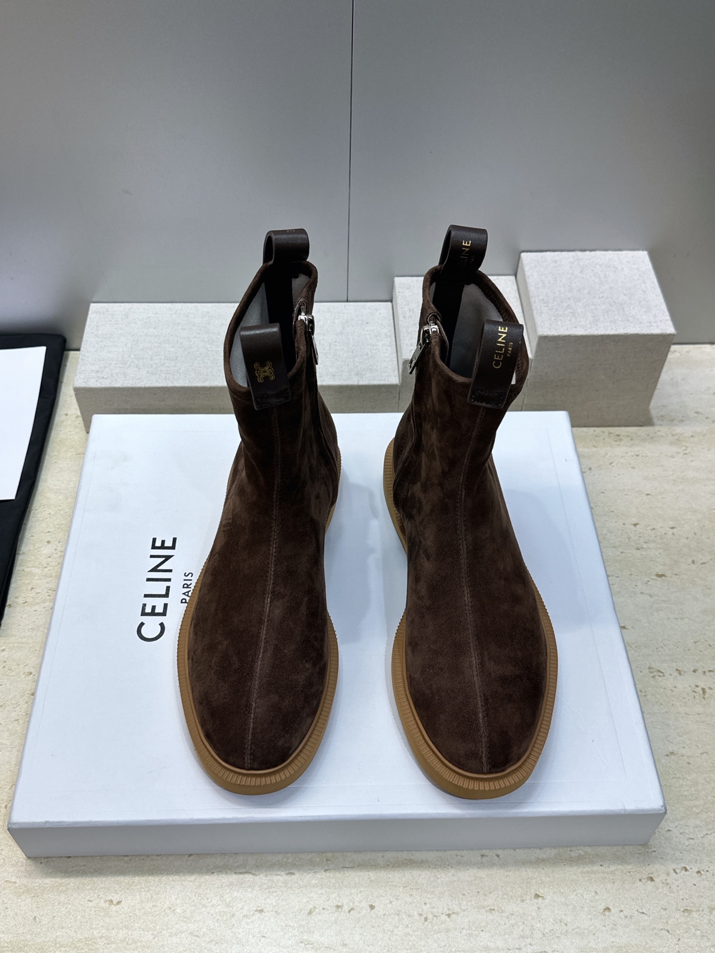 CELINE 2026秋冬新款侧拉链机车女短靴 瑟琳字母logo五金扣低跟圆头骑士靴 材质:鞋面进口弹力羊皮/进口羊猄皮 CELINE 2026秋冬新款侧拉链机车女短靴 瑟琳字母logo五金扣低跟圆头骑士靴 材质:鞋面进口弹力羊皮/进口羊猄皮