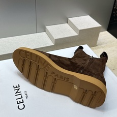 CELINE 2026秋冬新款侧拉链机车女短靴 瑟琳字母logo五金扣低跟圆头骑士靴 材质:鞋面进口弹力羊皮/进口羊猄皮 CELINE 2026秋冬新款侧拉链机车女短靴 瑟琳字母logo五金扣低跟圆头骑士靴 材质:鞋面进口弹力羊皮/进口羊猄皮