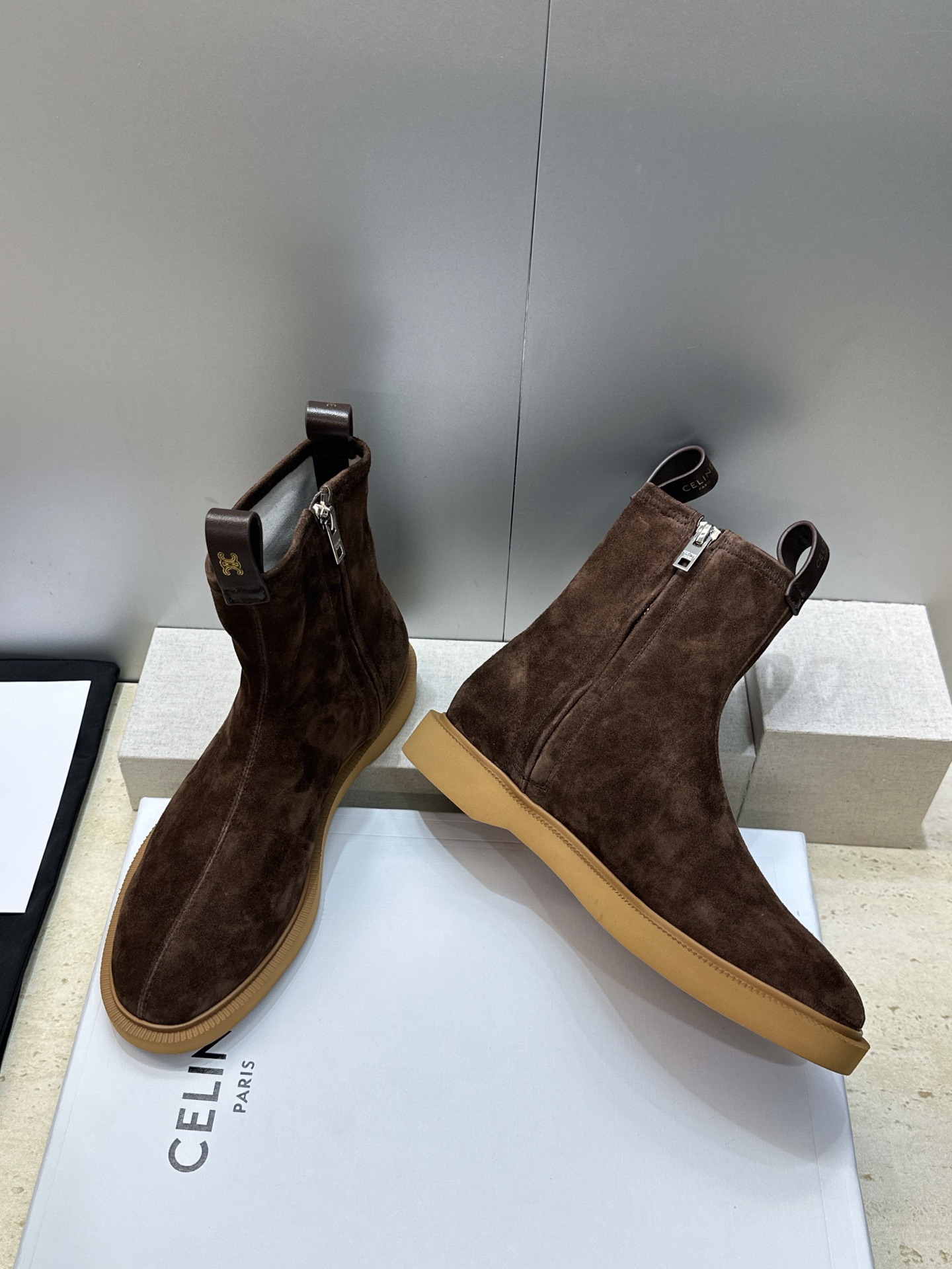 CELINE 2026秋冬新款侧拉链机车女短靴 瑟琳字母logo五金扣低跟圆头骑士靴 材质:鞋面进口弹力羊皮/进口羊猄皮 CELINE 2026秋冬新款侧拉链机车女短靴 瑟琳字母logo五金扣低跟圆头骑士靴 材质:鞋面进口弹力羊皮/进口羊猄皮