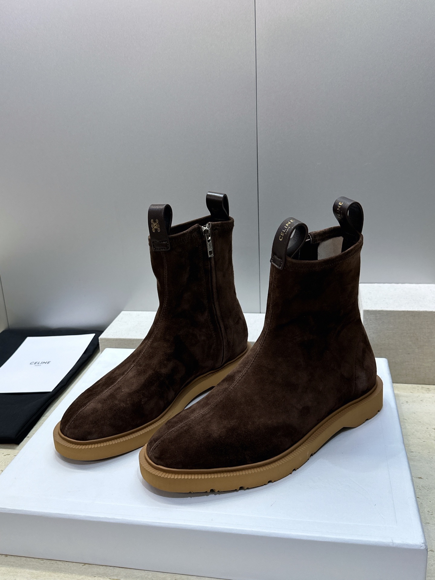 CELINE 2026秋冬新款侧拉链机车女短靴 瑟琳字母logo五金扣低跟圆头骑士靴 材质:鞋面进口弹力羊皮/进口羊猄皮 CELINE 2026秋冬新款侧拉链机车女短靴 瑟琳字母logo五金扣低跟圆头骑士靴 材质:鞋面进口弹力羊皮/进口羊猄皮