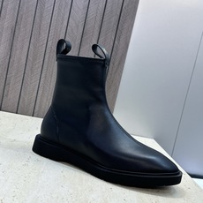 CELINE 2026秋冬新款侧拉链机车女短靴 瑟琳字母logo五金扣低跟圆头骑士靴 材质:鞋面进口弹力羊皮/进口羊猄皮 CELINE 2026秋冬新款侧拉链机车女短靴 瑟琳字母logo五金扣低跟圆头骑士靴 材质:鞋面进口弹力羊皮/进口羊猄皮