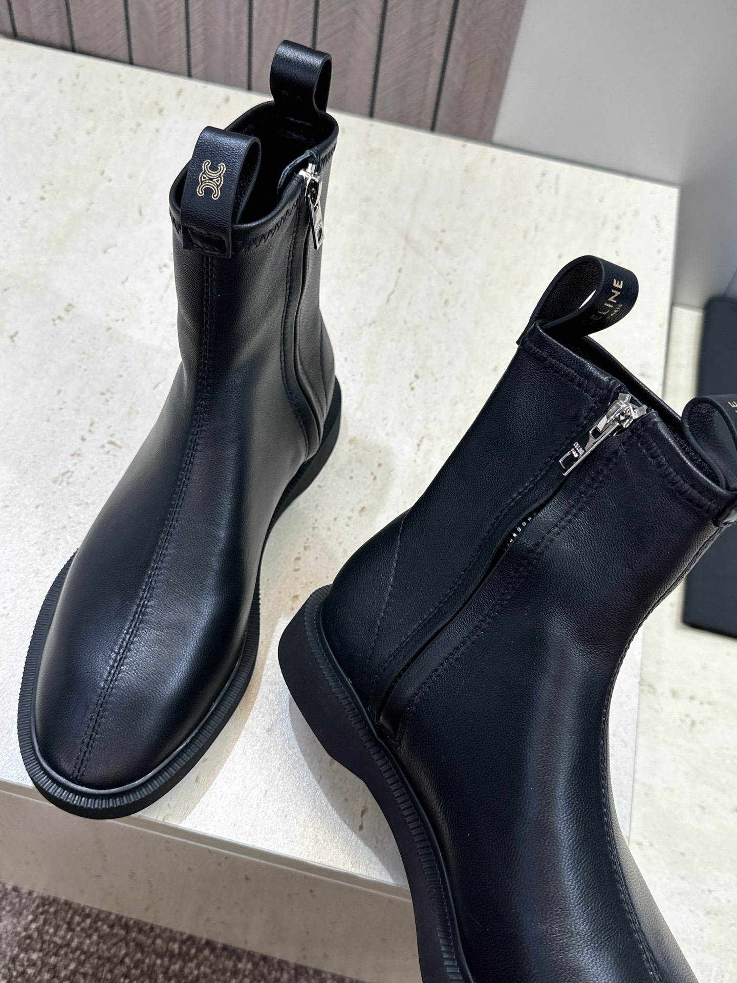 CELINE 2026秋冬新款侧拉链机车女短靴 瑟琳字母logo五金扣低跟圆头骑士靴 材质:鞋面进口弹力羊皮/进口羊猄皮 CELINE 2026秋冬新款侧拉链机车女短靴 瑟琳字母logo五金扣低跟圆头骑士靴 材质:鞋面进口弹力羊皮/进口羊猄皮