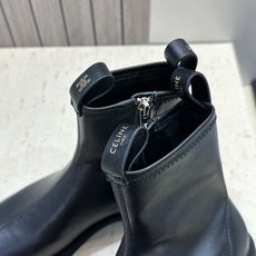 CELINE 2026秋冬新款侧拉链机车女短靴 瑟琳字母logo五金扣低跟圆头骑士靴 材质:鞋面进口弹力羊皮/进口羊猄皮 CELINE 2026秋冬新款侧拉链机车女短靴 瑟琳字母logo五金扣低跟圆头骑士靴 材质:鞋面进口弹力羊皮/进口羊猄皮