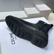 CELINE 2026秋冬新款侧拉链机车女短靴 瑟琳字母logo五金扣低跟圆头骑士靴 材质:鞋面进口弹力羊皮/进口羊猄皮 CELINE 2026秋冬新款侧拉链机车女短靴 瑟琳字母logo五金扣低跟圆头骑士靴 材质:鞋面进口弹力羊皮/进口羊猄皮