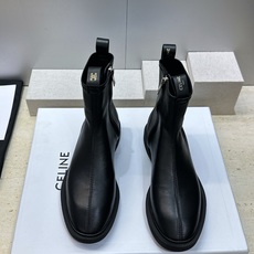 CELINE 2026秋冬新款侧拉链机车女短靴 瑟琳字母logo五金扣低跟圆头骑士靴 材质:鞋面进口弹力羊皮/进口羊猄皮 CELINE 2026秋冬新款侧拉链机车女短靴 瑟琳字母logo五金扣低跟圆头骑士靴 材质:鞋面进口弹力羊皮/进口羊猄皮