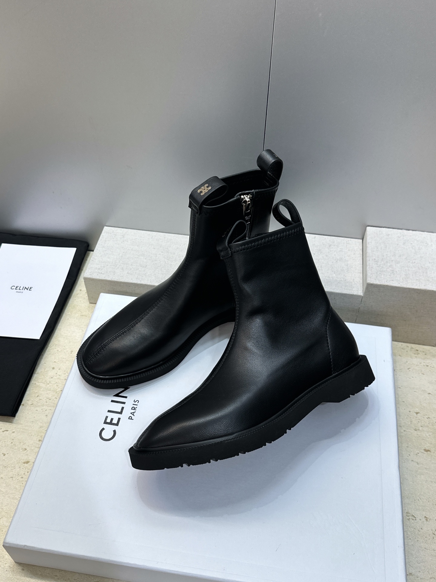 CELINE 2026秋冬新款侧拉链机车女短靴 瑟琳字母logo五金扣低跟圆头骑士靴 材质:鞋面进口弹力羊皮/进口羊猄皮 CELINE 2026秋冬新款侧拉链机车女短靴 瑟琳字母logo五金扣低跟圆头骑士靴 材质:鞋面进口弹力羊皮/进口羊猄皮