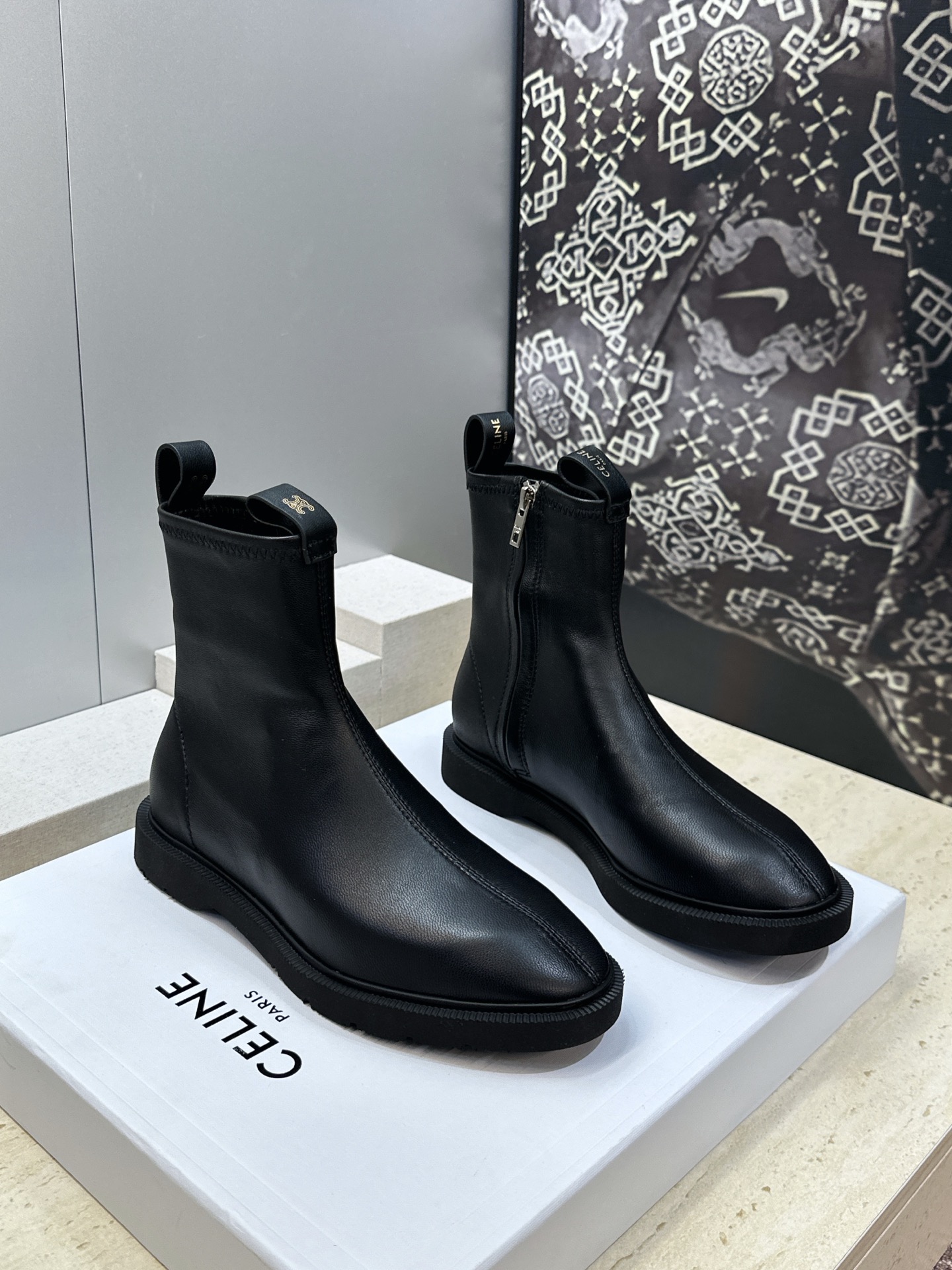 NO:928602,CELINE 2026 new autumn and winter side zipper women's motorcycle short boots Celine letter logo hardware buckle low heel round head knight boots Material: upper imported stretch sheepskin/imported sheepskin leather + water-dyed sheepskin feet + original open mold wear-resistant velvet outsole Heel height: 2.5CM size women's size 35-41 (40.41 customization is not returnable), boots, celine, boots, sheepskin, sheep19860909CELINE 2026秋冬新款侧拉链机车女短靴 瑟琳字母logo五金扣低跟圆头骑士靴 材质:鞋面进口弹力羊皮/进口羊猄皮+水染羊皮垫脚+原版开模耐磨绒大底 跟高:2.5CM size女码35-41（40.41定制不退换）,靴子,celine,boots,sheepskin,sheep,Women's Shoes