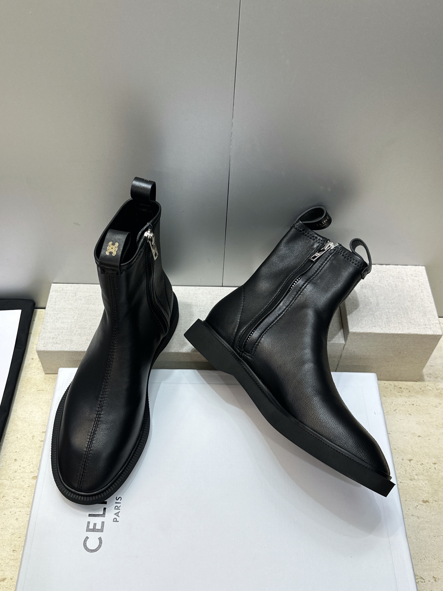 CELINE 2026秋冬新款侧拉链机车女短靴 瑟琳字母logo五金扣低跟圆头骑士靴 材质:鞋面进口弹力羊皮/进口羊猄皮 CELINE 2026秋冬新款侧拉链机车女短靴 瑟琳字母logo五金扣低跟圆头骑士靴 材质:鞋面进口弹力羊皮/进口羊猄皮