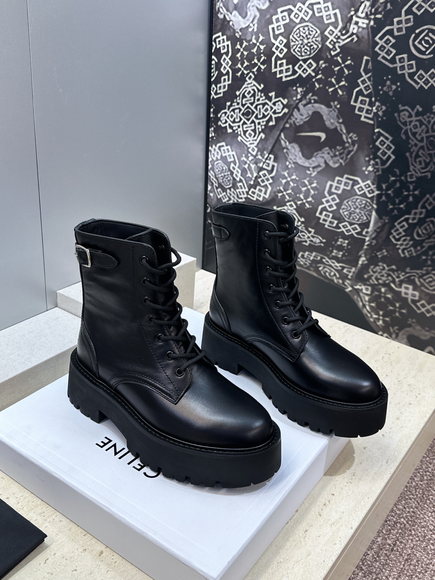 NO:928613,CELINE 2026 autumn and winter new lace-up motorcycle short boots for women, Celine letter logo hardware buckle thick-soled low-heeled round-head knight boots Material: imported calfskin upper + water-dyed cowhide lining + original open mold wear-resistant velvet gear outsole Heel height: 4.5CM size women's size 35-41 (40.41 customization is not returnable), boots, celine, boots, cowhide19860909CELINE 2026秋冬新款系带机车女短靴 瑟琳字母logo五金扣厚底低跟圆头骑士靴 材质:鞋面进口小牛皮+水染牛皮内里+原版开模耐磨绒齿轮大底 跟高:4.5CM size女码35-41（40.41定制不退换）,靴子,celine,boots,cowhide,Women's Shoes