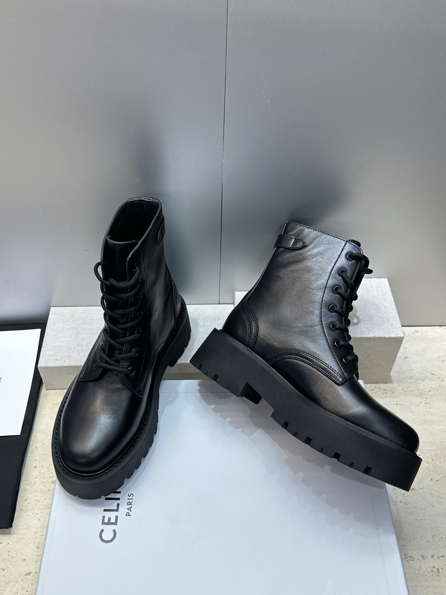 CELINE 2026秋冬新款系带机车女短靴 瑟琳字母logo五金扣厚底低跟圆头骑士靴 材质:鞋面进口小牛皮+水染牛皮内 CELINE 2026秋冬新款系带机车女短靴 瑟琳字母logo五金扣厚底低跟圆头骑士靴 材质:鞋面进口小牛皮+水染牛皮内