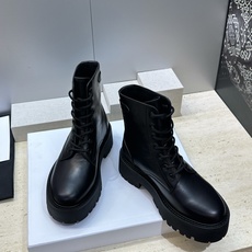 CELINE 2026秋冬新款系带机车女短靴 瑟琳字母logo五金扣厚底低跟圆头骑士靴 材质:鞋面进口小牛皮+水染牛皮内 CELINE 2026秋冬新款系带机车女短靴 瑟琳字母logo五金扣厚底低跟圆头骑士靴 材质:鞋面进口小牛皮+水染牛皮内