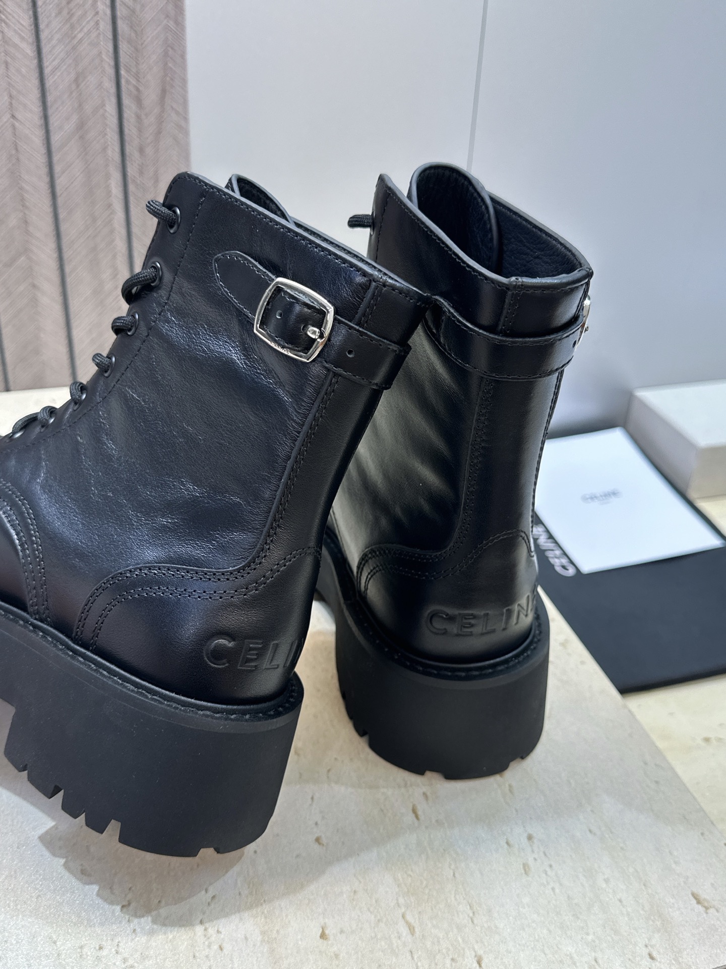 CELINE 2026秋冬新款系带机车女短靴 瑟琳字母logo五金扣厚底低跟圆头骑士靴 材质:鞋面进口小牛皮+水染牛皮内 CELINE 2026秋冬新款系带机车女短靴 瑟琳字母logo五金扣厚底低跟圆头骑士靴 材质:鞋面进口小牛皮+水染牛皮内