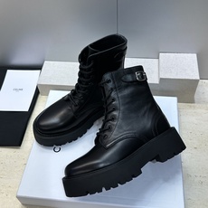 CELINE 2026秋冬新款系带机车女短靴 瑟琳字母logo五金扣厚底低跟圆头骑士靴 材质:鞋面进口小牛皮+水染牛皮内 CELINE 2026秋冬新款系带机车女短靴 瑟琳字母logo五金扣厚底低跟圆头骑士靴 材质:鞋面进口小牛皮+水染牛皮内