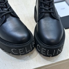 CELINE 2026秋冬新款朋克风格铆钉系带机车女短靴 瑟琳字母logo五金扣厚底圆头骑士靴 材质:鞋面进口小牛皮+水 CELINE 2026秋冬新款朋克风格铆钉系带机车女短靴 瑟琳字母logo五金扣厚底圆头骑士靴 材质:鞋面进口小牛皮+水