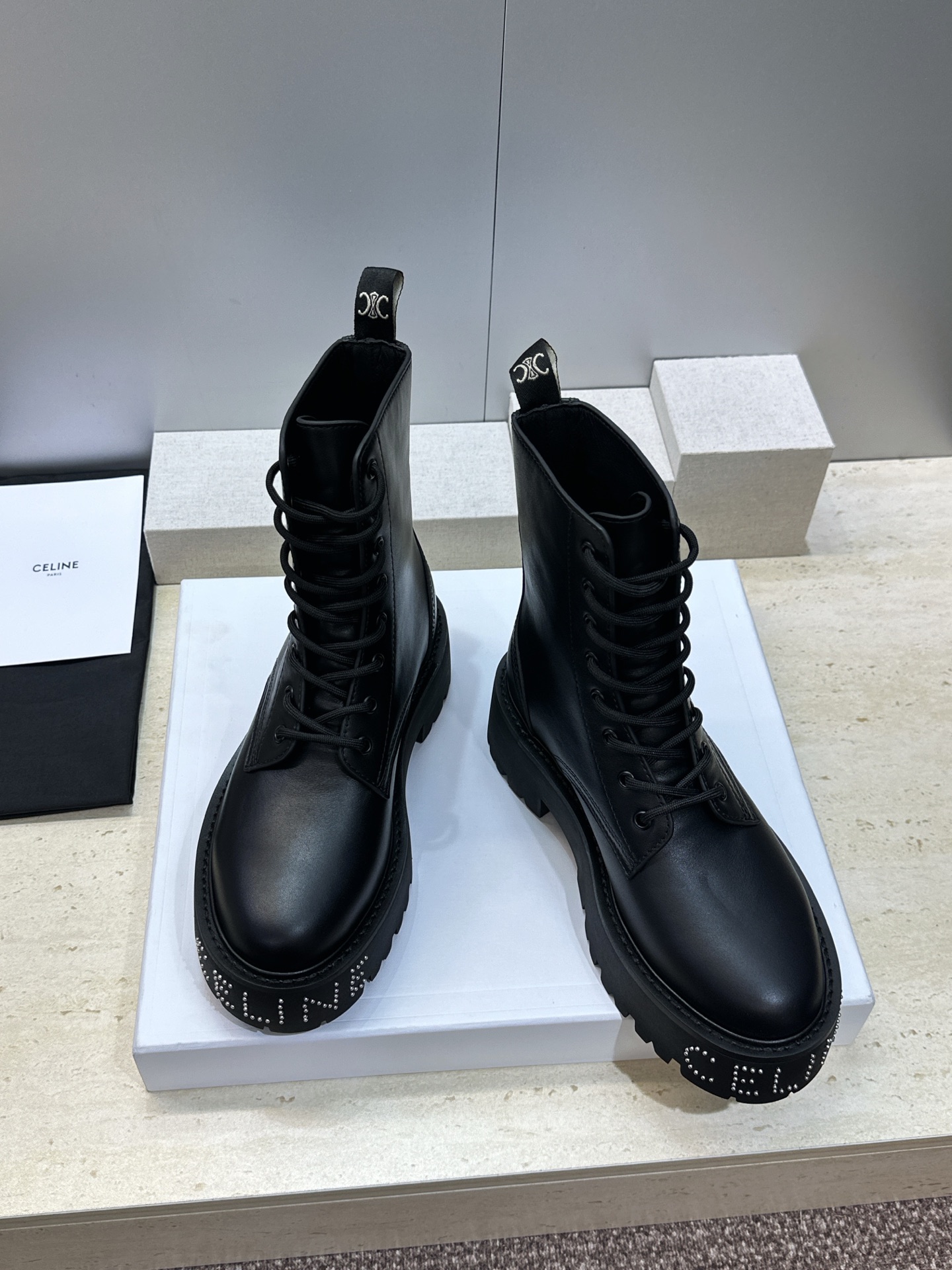 CELINE 2026秋冬新款朋克风格铆钉系带机车女短靴 瑟琳字母logo五金扣厚底圆头骑士靴 材质:鞋面进口小牛皮+水 CELINE 2026秋冬新款朋克风格铆钉系带机车女短靴 瑟琳字母logo五金扣厚底圆头骑士靴 材质:鞋面进口小牛皮+水