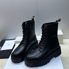 CELINE 2026秋冬新款朋克风格铆钉系带机车女短靴 瑟琳字母logo五金扣厚底圆头骑士靴 材质:鞋面进口小牛皮+水 CELINE 2026秋冬新款朋克风格铆钉系带机车女短靴 瑟琳字母logo五金扣厚底圆头骑士靴 材质:鞋面进口小牛皮+水