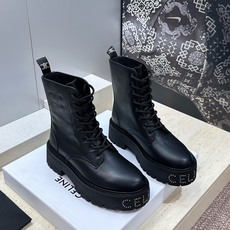 CELINE 2026秋冬新款朋克风格铆钉系带机车女短靴 瑟琳字母logo五金扣厚底圆头骑士靴 材质:鞋面进口小牛皮+水 CELINE 2026秋冬新款朋克风格铆钉系带机车女短靴 瑟琳字母logo五金扣厚底圆头骑士靴 材质:鞋面进口小牛皮+水