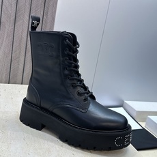 CELINE 2026秋冬新款朋克风格铆钉系带机车女短靴 瑟琳字母logo五金扣厚底圆头骑士靴 材质:鞋面进口小牛皮+水 CELINE 2026秋冬新款朋克风格铆钉系带机车女短靴 瑟琳字母logo五金扣厚底圆头骑士靴 材质:鞋面进口小牛皮+水