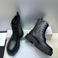CELINE 2026秋冬新款朋克风格铆钉系带机车女短靴 瑟琳字母logo五金扣厚底圆头骑士靴 材质:鞋面进口小牛皮+水 CELINE 2026秋冬新款朋克风格铆钉系带机车女短靴 瑟琳字母logo五金扣厚底圆头骑士靴 材质:鞋面进口小牛皮+水