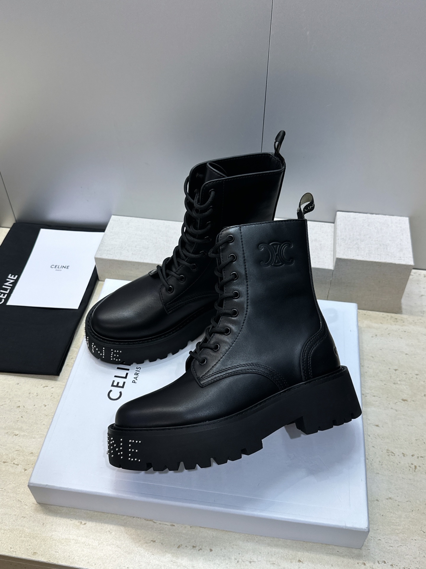 CELINE 2026秋冬新款朋克风格铆钉系带机车女短靴 瑟琳字母logo五金扣厚底圆头骑士靴 材质:鞋面进口小牛皮+水 CELINE 2026秋冬新款朋克风格铆钉系带机车女短靴 瑟琳字母logo五金扣厚底圆头骑士靴 材质:鞋面进口小牛皮+水