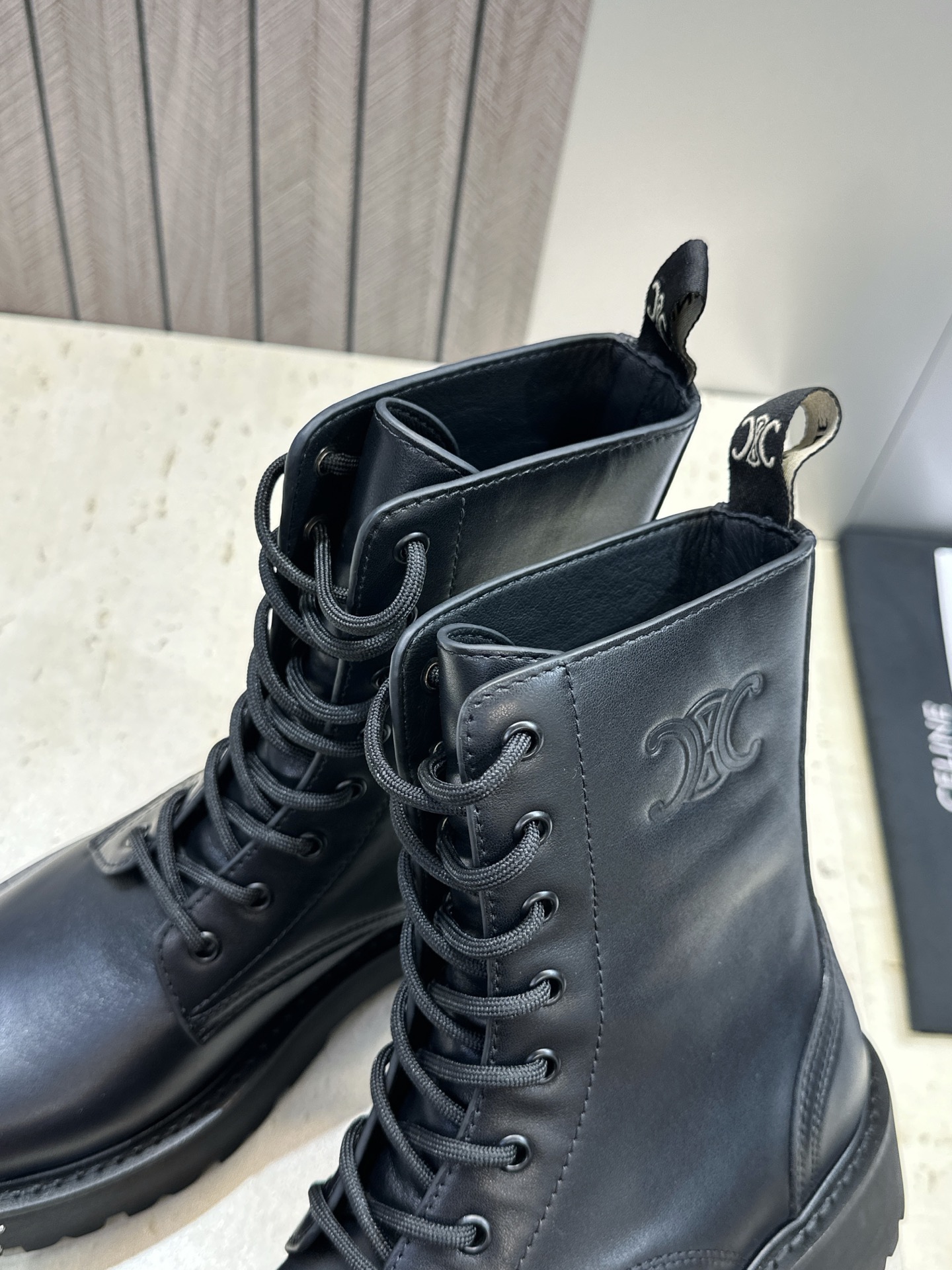 CELINE 2026秋冬新款朋克风格铆钉系带机车女短靴 瑟琳字母logo五金扣厚底圆头骑士靴 材质:鞋面进口小牛皮+水 CELINE 2026秋冬新款朋克风格铆钉系带机车女短靴 瑟琳字母logo五金扣厚底圆头骑士靴 材质:鞋面进口小牛皮+水