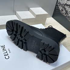 CELINE 2026秋冬新款朋克风格铆钉系带机车女短靴 瑟琳字母logo五金扣厚底圆头骑士靴 材质:鞋面进口小牛皮+水 CELINE 2026秋冬新款朋克风格铆钉系带机车女短靴 瑟琳字母logo五金扣厚底圆头骑士靴 材质:鞋面进口小牛皮+水